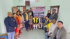 प्रमुख अतिथी लायन्स क्लबका डिष्ट्रीक गवर्नर विनय बस्नेत द्वारा वीरगन्ज कपडा बैंकलाई कपडा सहयोग हस्तान्तरण ।