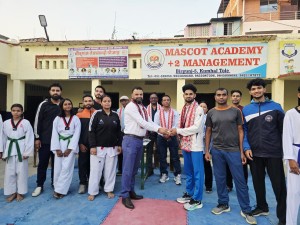 पर्सा  जिल्ला तेक्वान्दो कार्यसमितिद्वारा एशियन गेम्समा सहभागी हुन लाग्नुभएका वीरगञ्ज तेक्वान्दो डोजाङका खेलाडी अफ्ताब आलमलाई नगदसहित सम्मान गरिएको छ।