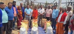 महुवनको दलित बस्तीमा आगलागी, तीन परिवारलाई राहत वितरण।