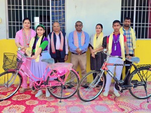 सेस्मी इन्टरनेशनल स्कुलद्वारा जेहेन्दार छात्र–छात्रालाई साइकल वितरण।