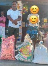असहाय दलित परिवारलाई बृजेश्वर प्रसाद चौधरीद्वारा खाद्यान्न र नगद सहयोग।
