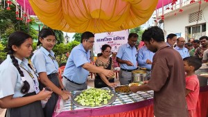 नारायणी अस्पतालको निःशुल्क भोजन शिविरलाई गौतम समाज कल्याण संस्थाको ३२ हजार सहयोग।