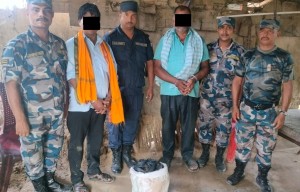 भारततर्फ लैजाँदै गरेको ५ किलो गाँजासहित दुई भारतीय नागरिक पक्राउ।