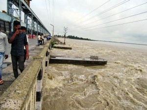 सप्तकोशीमा पानीको बहाव बढ्यो, कोशी ब्यारेजका २२ ढोका खोलिए।
