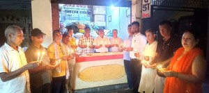 बिरगंज कपडा बैंक द्वारा भोटेकोशी बाढीबाट दिवङ्गत आत्माको चिर शान्तीको लागि दीप प्रज्वलन गरि श्रद्धाञ्जली अर्पण ।