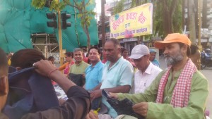वीरगन्ज कपडा बैंक द्वारा घण्टाघरमा नि:शुल्क कपडा वितरण  ।