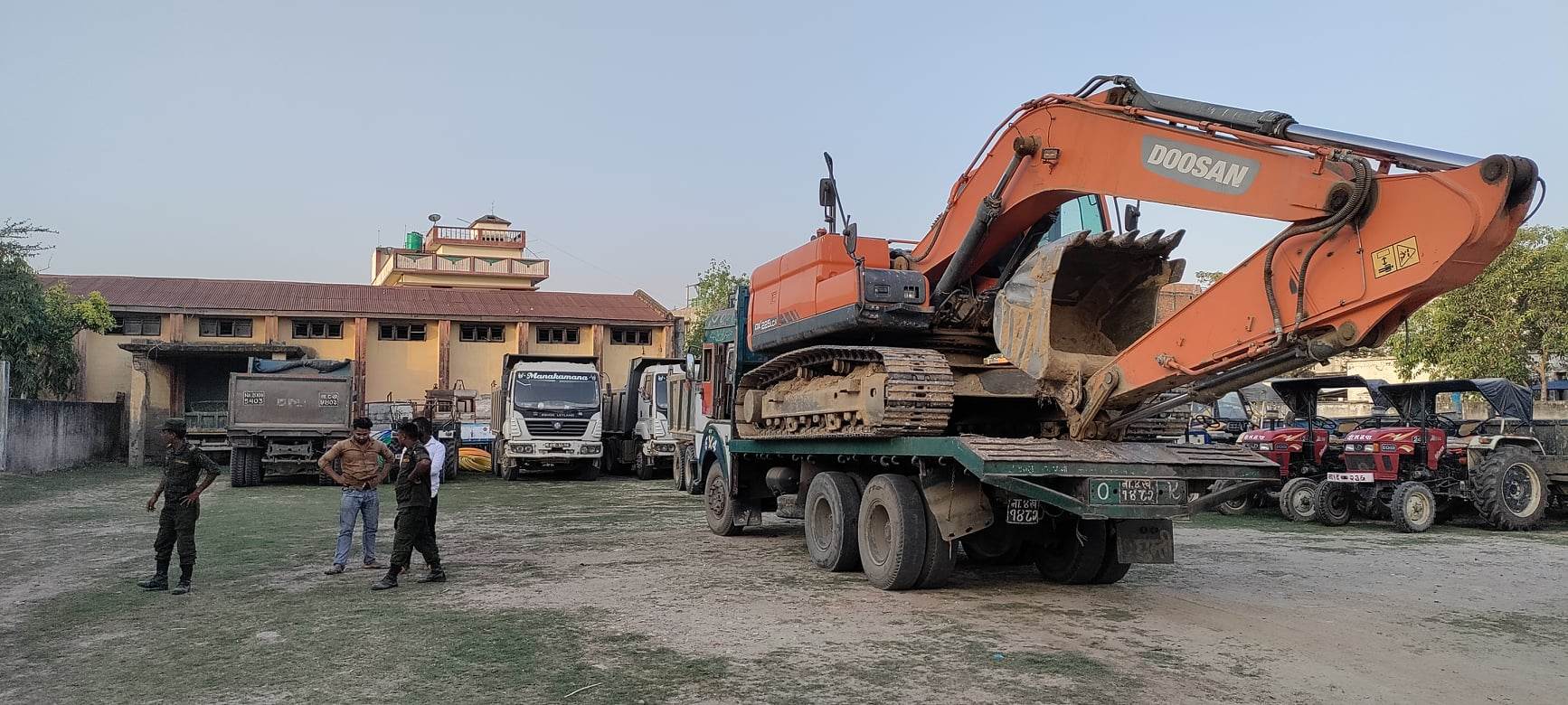 सार्वजनिक जग्गा उत्खनन गर्ने स्काभेटरसहित ४ टिपर महानगरको नियन्त्रणमा 