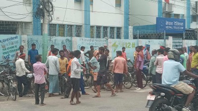 कामको खोजीमा दैनिक मजदुरहरू घन्टाघरमा, गाउँबाट शहर पस्न बाध्य ।