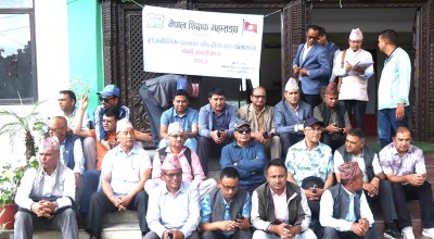शिक्षक महासंघद्वारा कांग्रेस कार्यालयमा धर्ना, सहमति कार्यान्वयनको माग ।