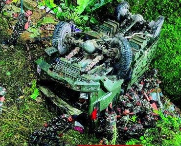 चुरियामाई दुर्घटना: सेनाको ट्रक पल्टिँदा ४ सैनिक घाइते ।