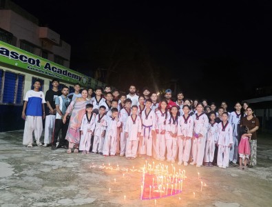 जेन–जी आन्दोलनका सहिदहरूको सम्झनामा मासकोट एकाडेमी र तेक्वान्डो डोजाङ्गद्वारा बिरगञ्जमा शोक कार्यक्रम ।