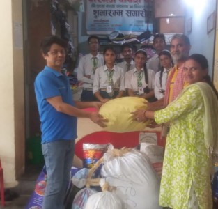 कंचनजंघा स्कुल द्वारा वीरगन्ज कपडा बैंकलाई कपडा एवं नगद सहयोग हस्तान्तरण ।