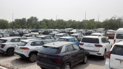 वीरगञ्ज भन्सारमा १७९ चारपाङ्ग्रे सवारीसाधन थन्कियो।