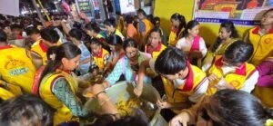 भक्तजनका लागि लायन्स क्लबद्वारा नवरात्रीमा गहवामाई मन्दिरमा प्रसाद सेवा।