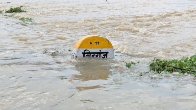 लगातारको वर्षासँगै सिरिसिया नदीमा आएको बाढीका कारण वीरगन्ज महानगरपालिकाका बस्तीहरू डुबानमा परेका छन् ।