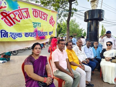 छठ पर्वको अवसरमा वीरगन्ज कपडा बैंक द्वारा घण्टाघरमा  नि:शुल्क कपडा वितरण  ।