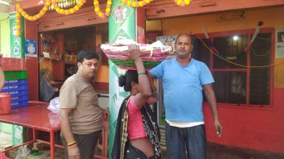 वीरगन्ज जेलचौक का टि पार्टी समुहका समाजसेवीहरुले छठपर्वमा गरे पुजा सामाग्री सहयोग  ।