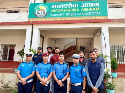 प्रहरी निरीक्षकहरूद्वारा मानवसेवा आश्रममा भोजन सहयोग।