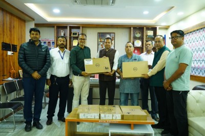 भास्करद्वारा वीरगंज महानगरलाई पाँच थान ल्यापटप सहयोग।