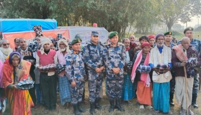 सीमावासीसँग सशस्त्र प्रहरी कार्यक्रमः पुरन चन्द्र भट्टको प्रमुख आतिथ्यतामा २०३ विपन्न परिवारलाई न्यानो कपडा वितरण।