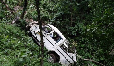 तिला नदीमा जिप दुर्घटना: तीन जनाको ज्यान गयो।