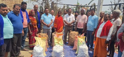 महुवनको दलित बस्तीमा आगलागी, तीन परिवारलाई राहत वितरण।