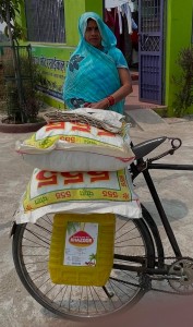विपन्न परिवारलाई विवाहका लागि खाद्यान्न सहयोग।