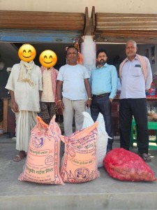 विवाह गर्न लागेका परिवारलाई ४ बोरा खाद्यान्न सहयोग।