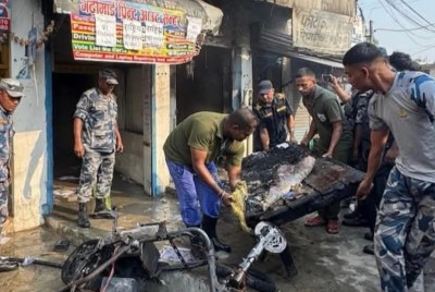 गढिमाई लजमा पार्किङ गरिएको ई–स्कुटरको ब्याट्री पड्किँदा आगलागी, स्कुटर पूर्ण रूपमा नष्ट।