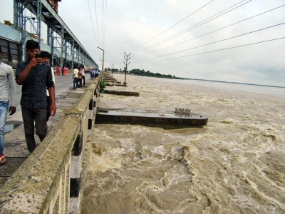 सप्तकोशीमा पानीको बहाव बढ्यो, कोशी ब्यारेजका २२ ढोका खोलिए।