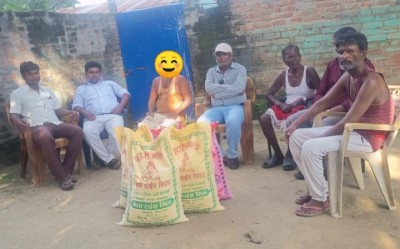 श्राद्धकार्यका लागि चौधरीद्वारा विपन्न परिवारलाई खाद्यान्न तथा नगद सहयोग