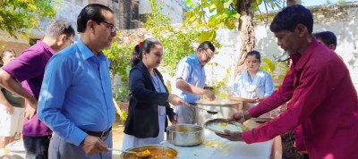 गौतम समाज कल्याण संस्थाद्वारा निःशुल्क भोजन सेवा सम्पन्न ।