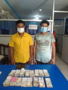 स्रोत नखुलेको १२ लाख नगद र मोटरसाइकल सहित २ जना पक्राउ ।