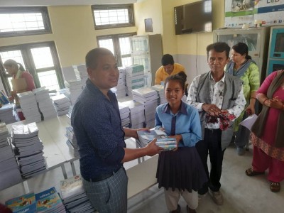 अन्तराष्ट्रिय पुस्तक दिवसको अवसर पारेर पशुुपतिनाथ माविमा पुुस्तक वितरण