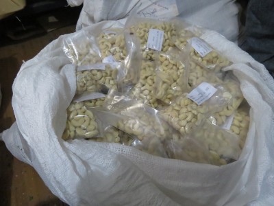 हेटौंडाबाट अबैध काजु र कपडा बरामद