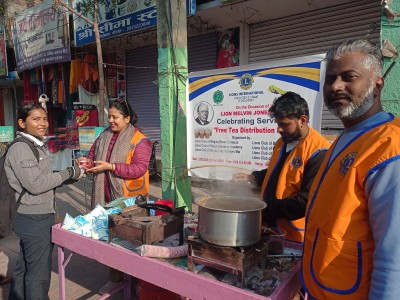 लायन्सका संस्थापक मेल्भिन जोन्सको जन्मदिवसको अवसरमा चिया वितरण