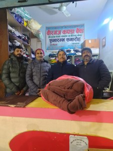 वीरगन्जका समाजसेवी प्रकाश उपाध्याय द्वारा वीरगन्ज कपडा बैंकलाई कम्बल सहयोग ।