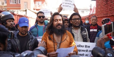 गृहमन्त्री लेखकविरुद्ध दलित अधिकारकर्मीको विरोध प्रदर्शन