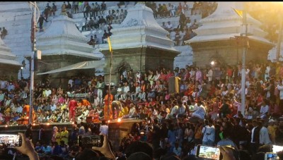 पशुपतिनाथको मन्दिरमा भक्तजनको भीड