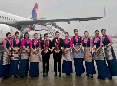 महिला बिमान चालकलाई एमाले अध्यक्ष ओलीको बधाई