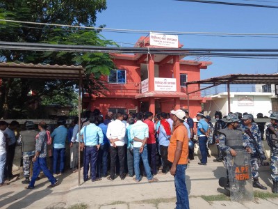 कार्यालयमा गरिएको तालबन्दीले हाजिर हुन नपाएपछि सिम्रौनगढ नगरपालिकाका प्रमुख प्रशासकीय अधिकृत अधिकारी मन्त्रालयमा फिर्ता