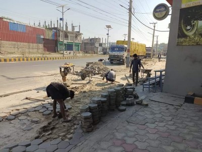 महानगरले फोहोर थुपारेपछि दबाबमा आएको टेलिकमले थाल्यो सडक र फुटपाथ मर्मतको काम 