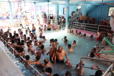 तातोपानी कुण्डमा डुबेर उपचार गराउन आएका बिरामी र आफन्तहरुको भीड