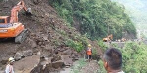 वीपी राजमार्गका पहिरो र लेदोका कारण तीन स्थानमा सडक अवरुद्ध भएको छ ।