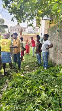बिरगंज १६ नगवामा  जनमत पार्टीका पर्सा अध्यक्ष एवं युवा नेता ओम प्रकाश सरार्फले स्थानीयलाई बिरुवा बितरण गर्दै।