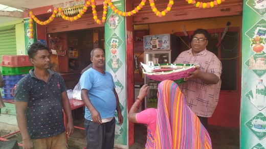 वीरगन्ज जेलचौक का टि पार्टी समुहका समाजसेवीहरुले छठपर्वमा गरे पुजा सामाग्री सहयोग  ।