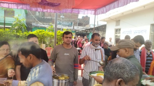 वीरगन्ज समाज सेवा द्वारा वीरगन्जस्थित नारायणी अस्पताल परिसरमा लगातार २३औँ महिनाको दोस्रो साप्ताहिक निशुल्क भोजन कार्यक्रम शनिबार सभ्य एवं भव्य रूपमा सम्पन्न गरिएको छ।