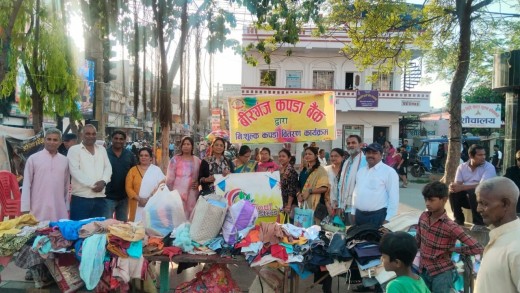 नववर्षको अवसरमा वीरगन्ज कपडा बैंक द्वारा घण्टाघरमा नि:शुल्क कपडा वितरण एवं शुभकामना आदानप्रदान ।