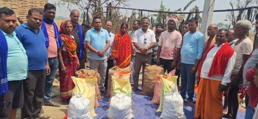महुवनको दलित बस्तीमा आगलागी, तीन परिवारलाई राहत वितरण।