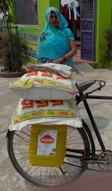 विपन्न परिवारलाई विवाहका लागि खाद्यान्न सहयोग।